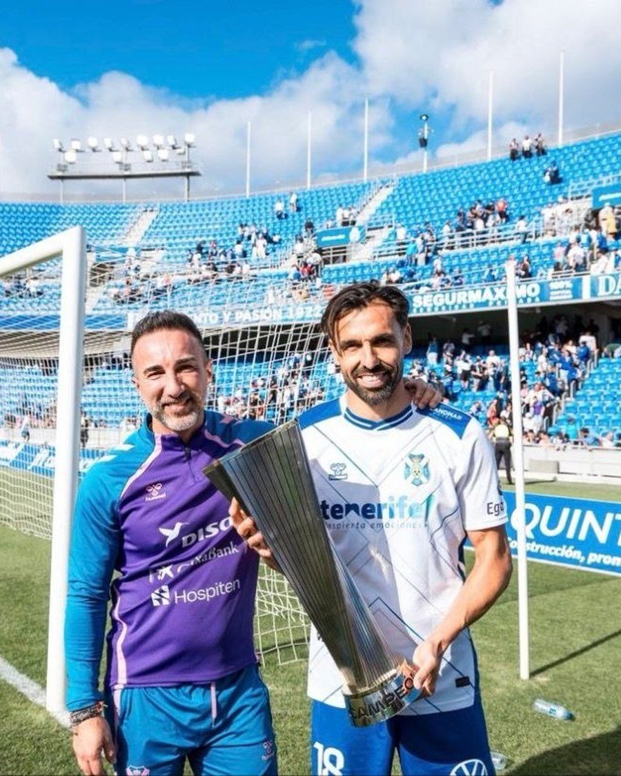 Alejandro Lorenzo en el Heliodoro Rodríguez López con un jugador del CD Tenerife y el trofeo