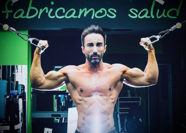 Alejandro entrenando en el gimnasio
